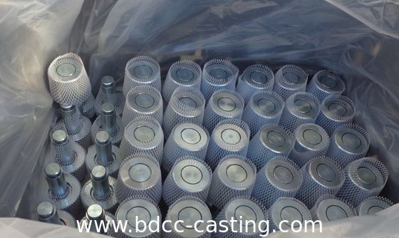 Il CNC lavora i pezzi meccanici al tornio