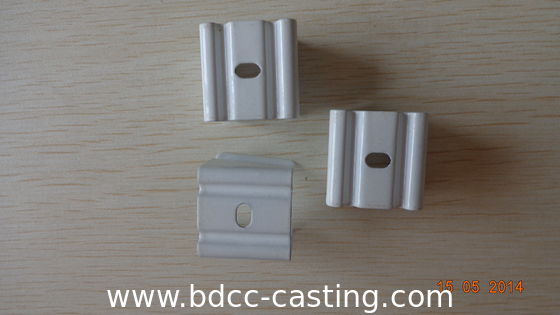 Stampaggio di piccole parti metalliche con tutti i tipi di finiture, prodotte in Cina da un produttore professionista