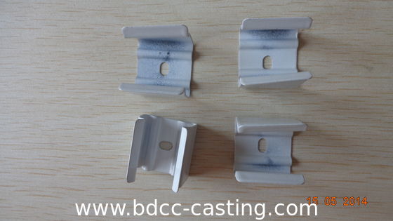 Stampaggio di piccole parti metalliche con tutti i tipi di finiture, prodotte in Cina da un produttore professionista