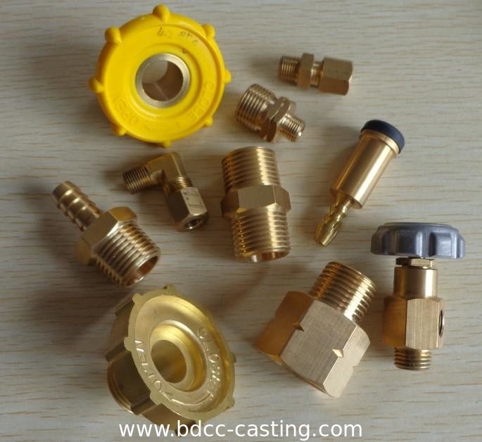 Connettore per contatore dell'acqua in ottone personalizzato con tutti i tipi di finiture, prodotto da un produttore professionista cinese