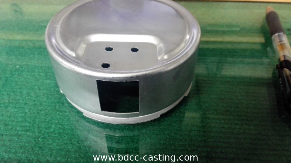 Alloggiamenti per manometri, parti stampate in metallo in acciaio inossidabile con tutti i tipi di finiture, parti stampate